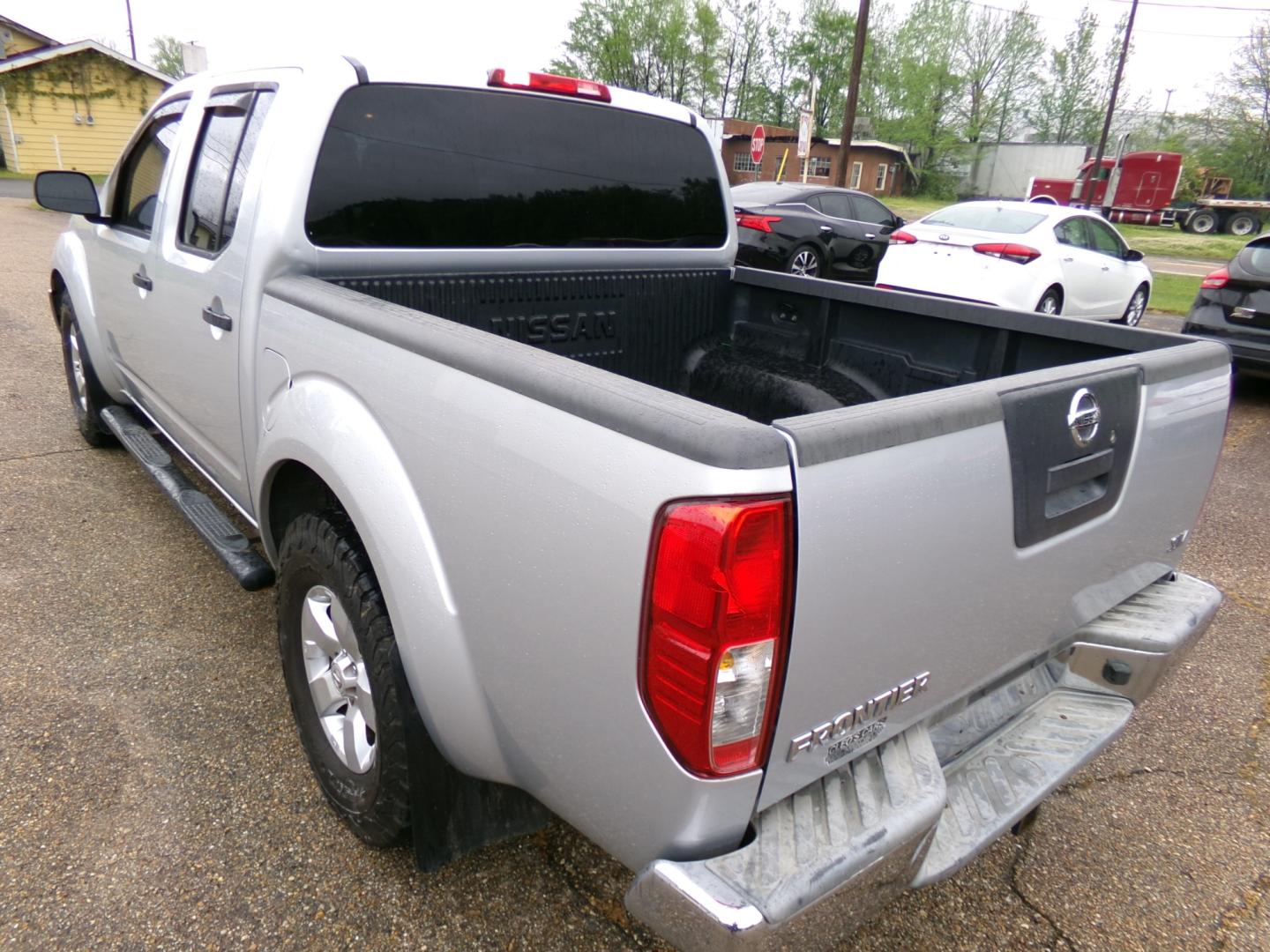 2011 Silver /Gray Nissan Frontier SV (1N6AD0ER0BC) with an 4.0L V6 engine, automatic transmission, located at 401 First NE, Bearden, AR, 71720, (870) 687-3414, 33.726528, -92.611519 - Photo#2